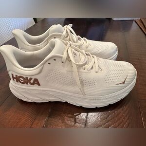 Hoka ARAHI 7 White Athletic Shoes